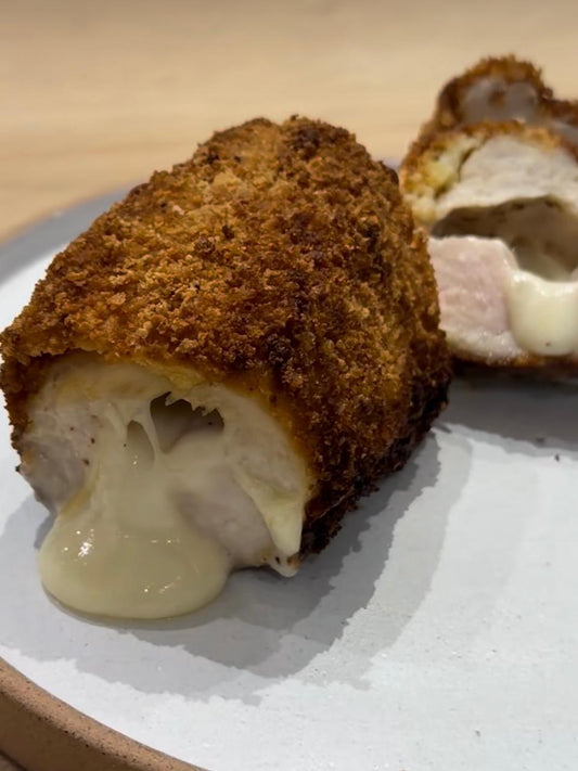 Frango empanado e recheado de queijo