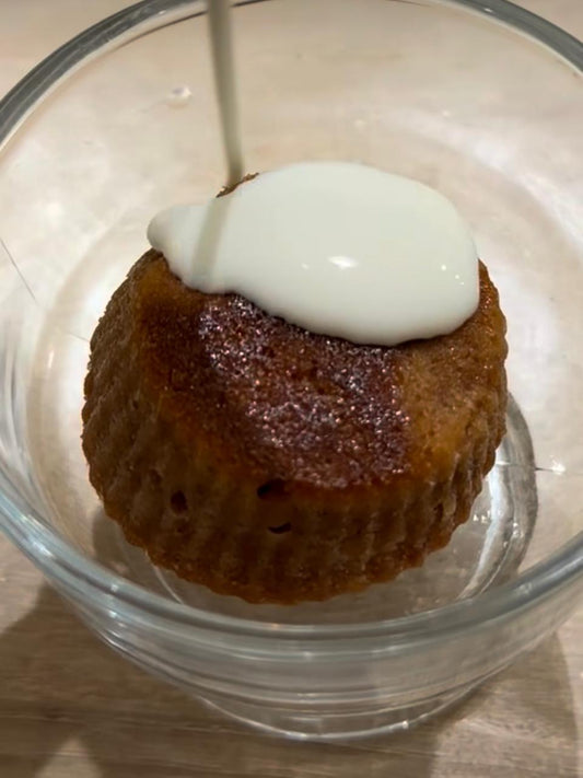 Bolinho de goiabada com calda de requeijão