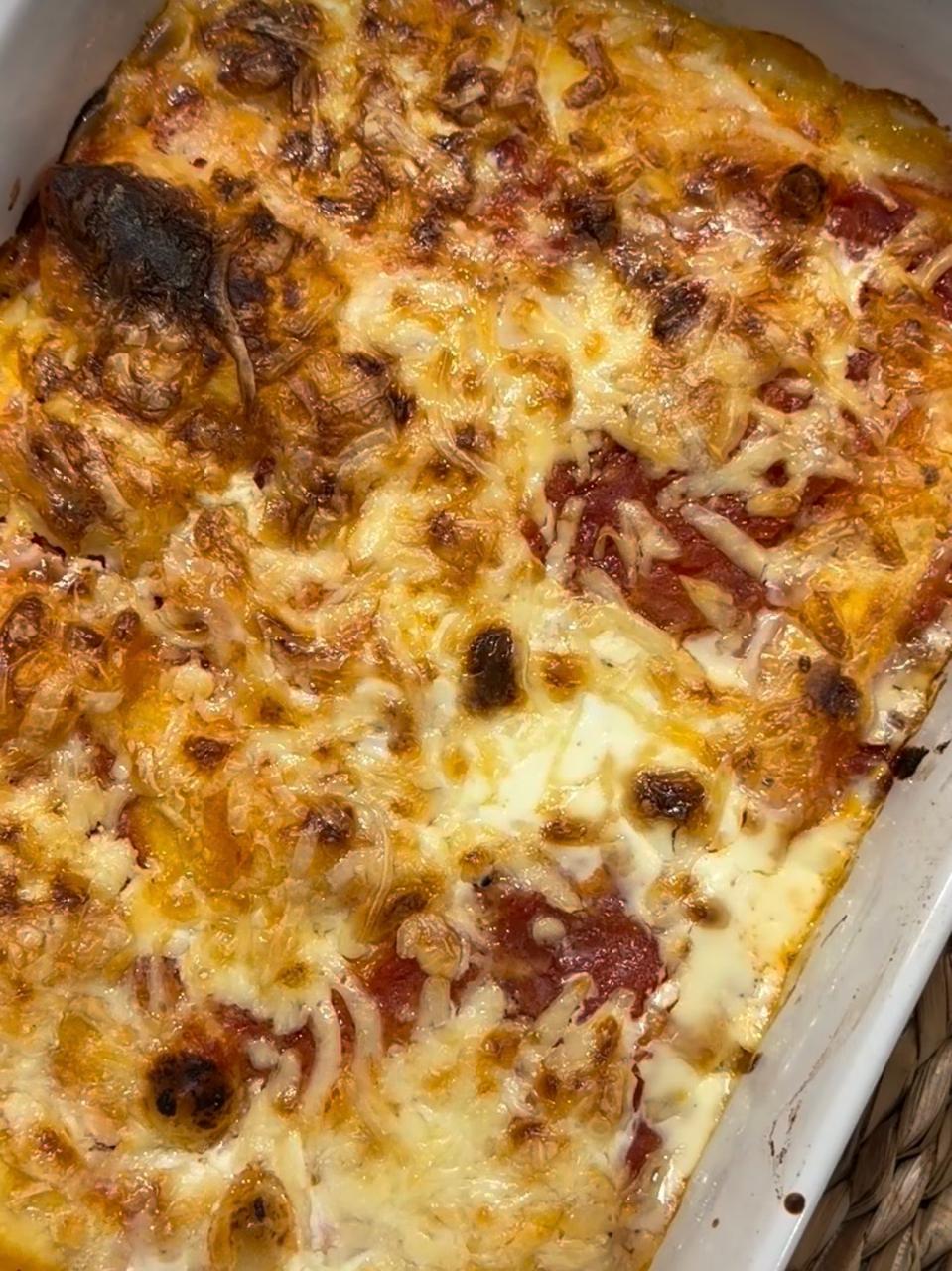 Caneloni de frango, alho poró e ricota