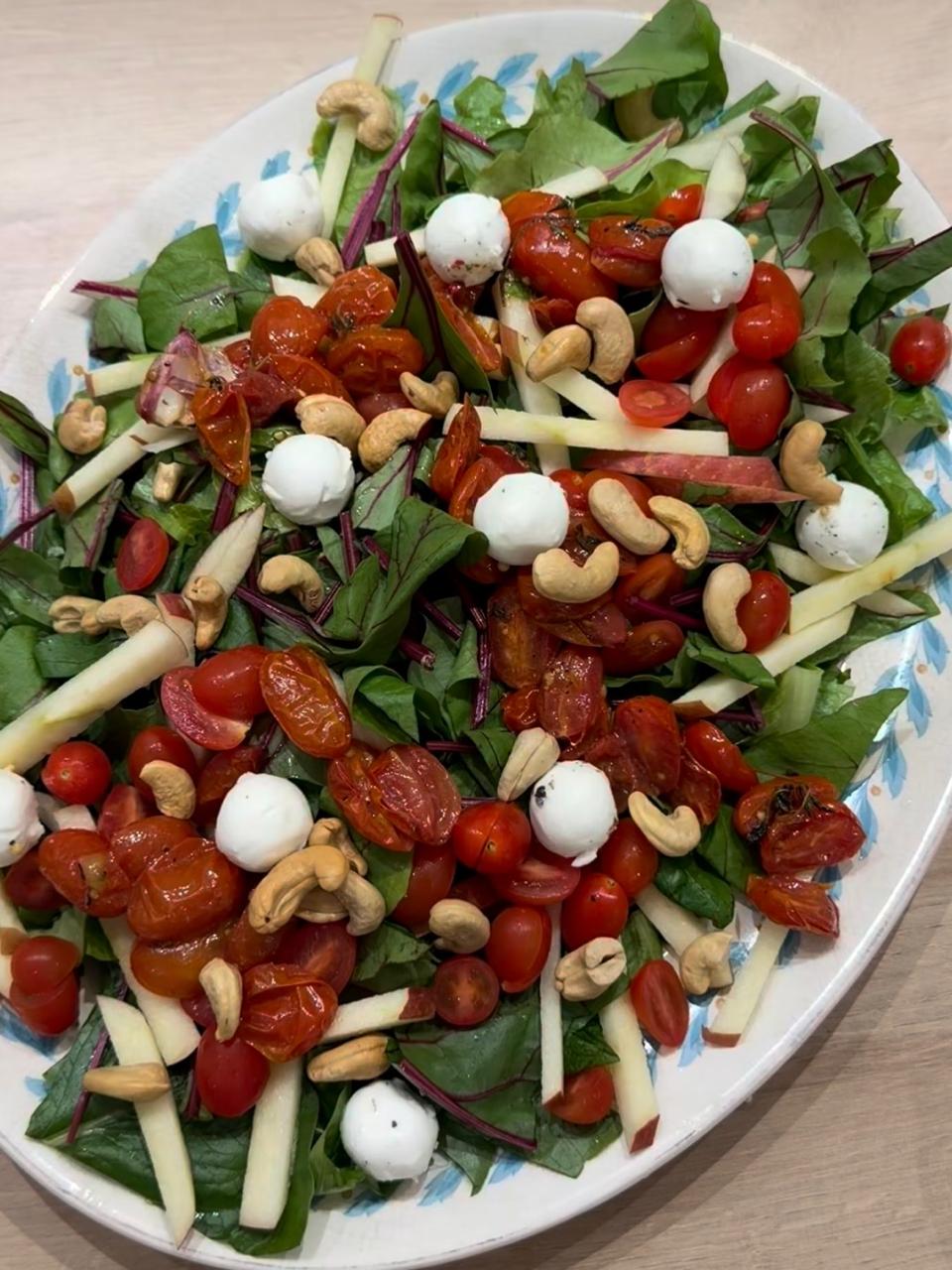 Salada de queijo de cabra e tomate para impressionar