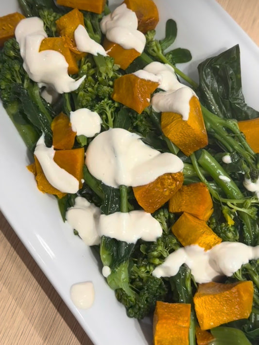 Salada de brócolis e abóbora com molho de iogurte e tahine