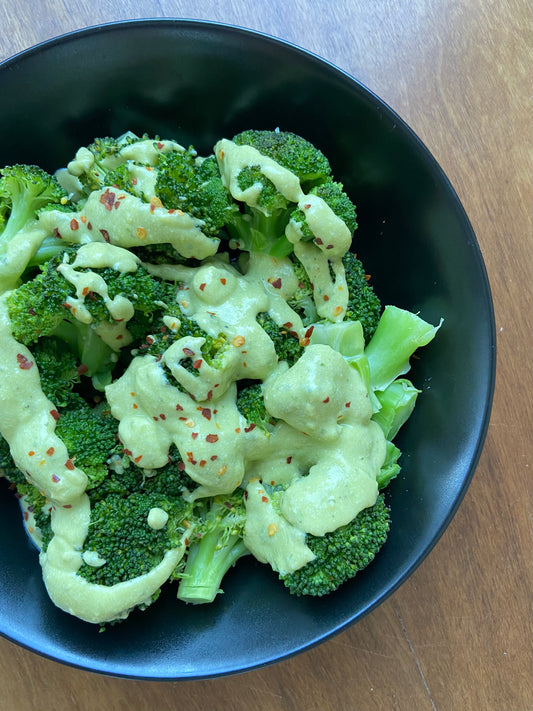 Salada de brócolis com molho cremoso (inspirado no Green Godess)