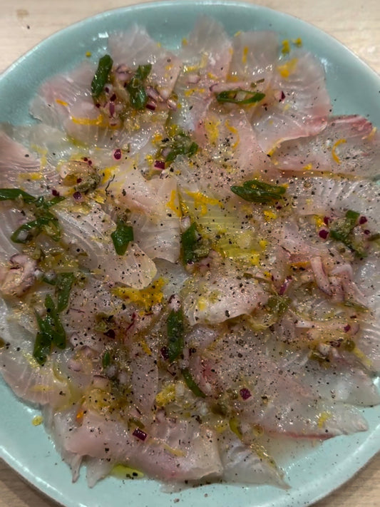 Carpaccio de peixe branco com vinagrete refrescante