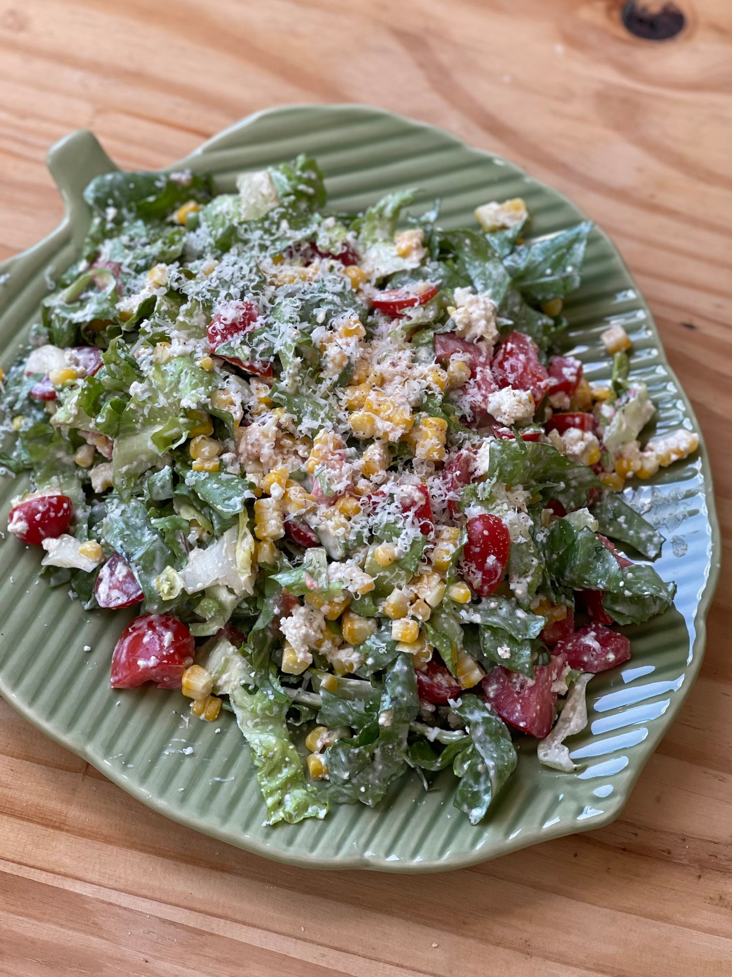 Salada de escarola com milho, tomate e molho cremoso