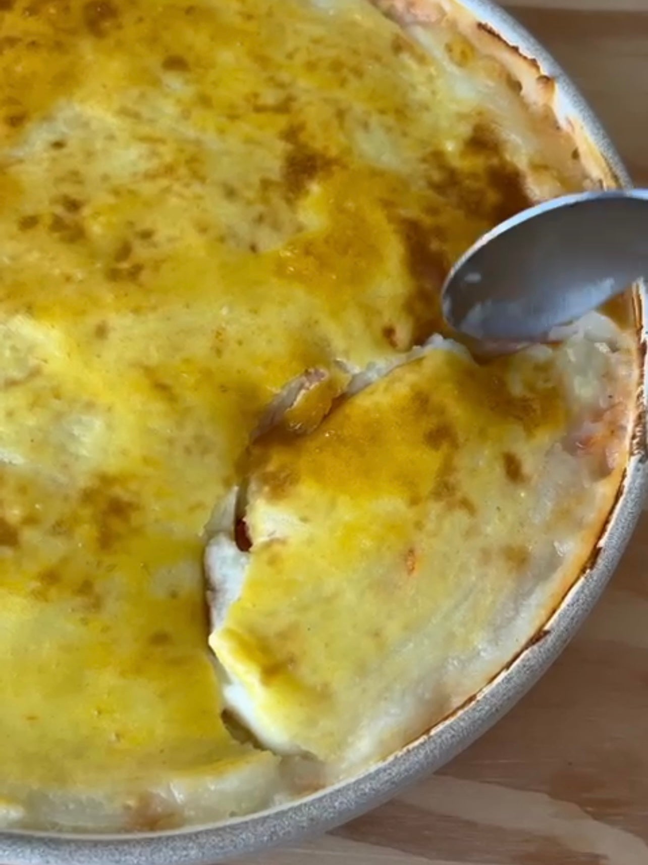 Escondidinho de camarão com purê de leite de coco da bivó