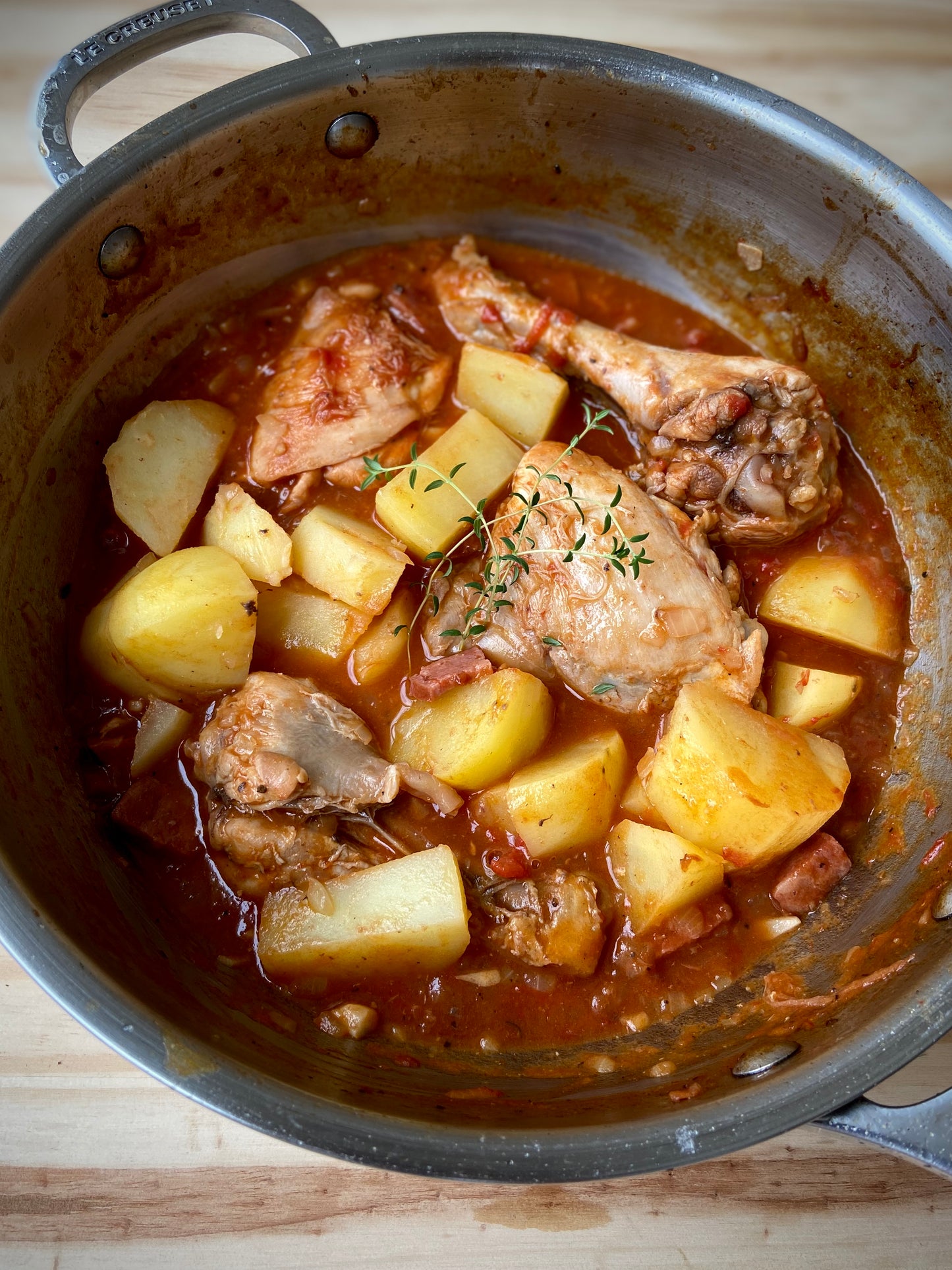 Frango com calabresa, molho de tomate e batata