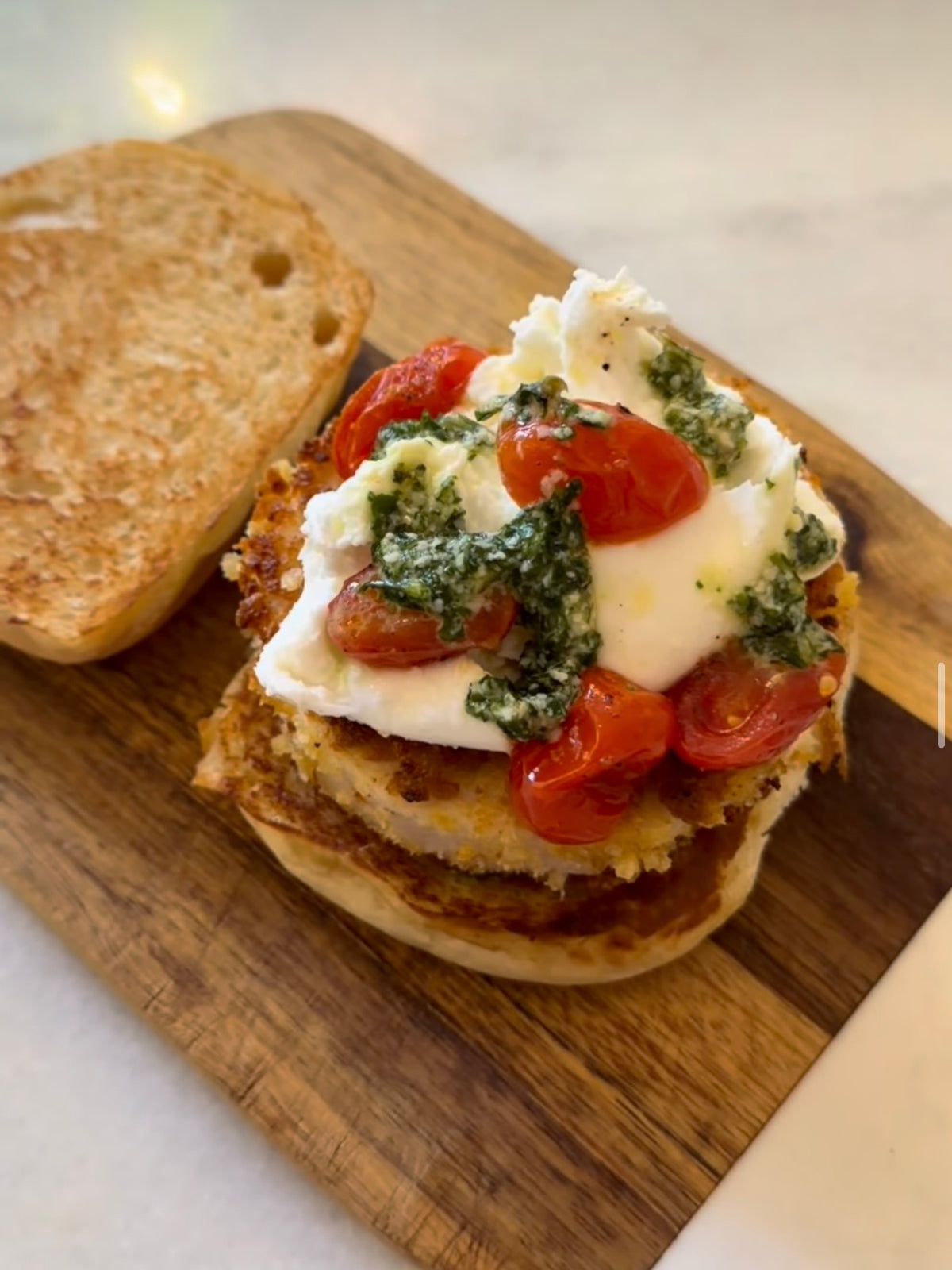 Hambúrguer de peixe caprese