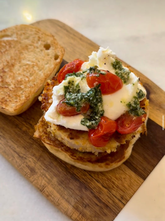 Hambúrguer de peixe caprese