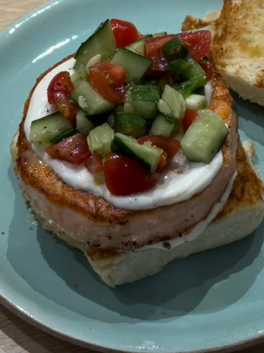 Hambúrger de salmão com molho de iogurte