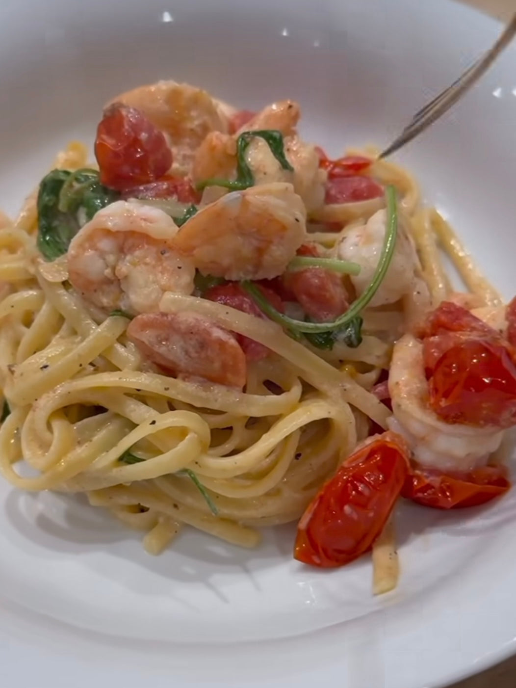 Macarrão com molho cremoso de camarão com tomate e rúcula
