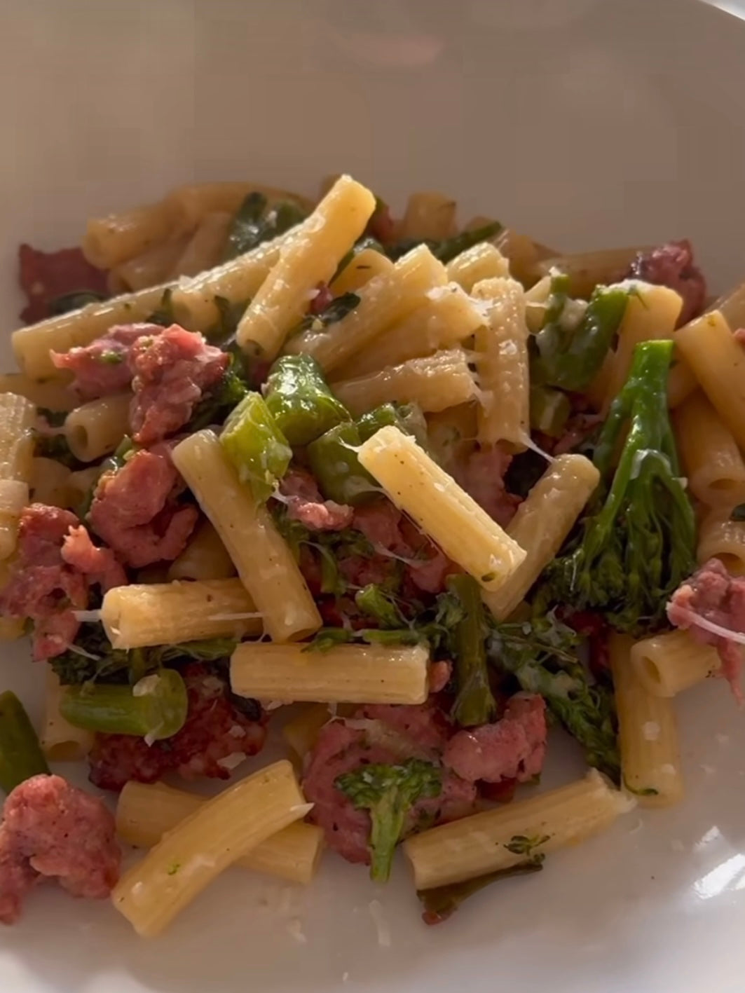 Massa com linguiça e brócolis