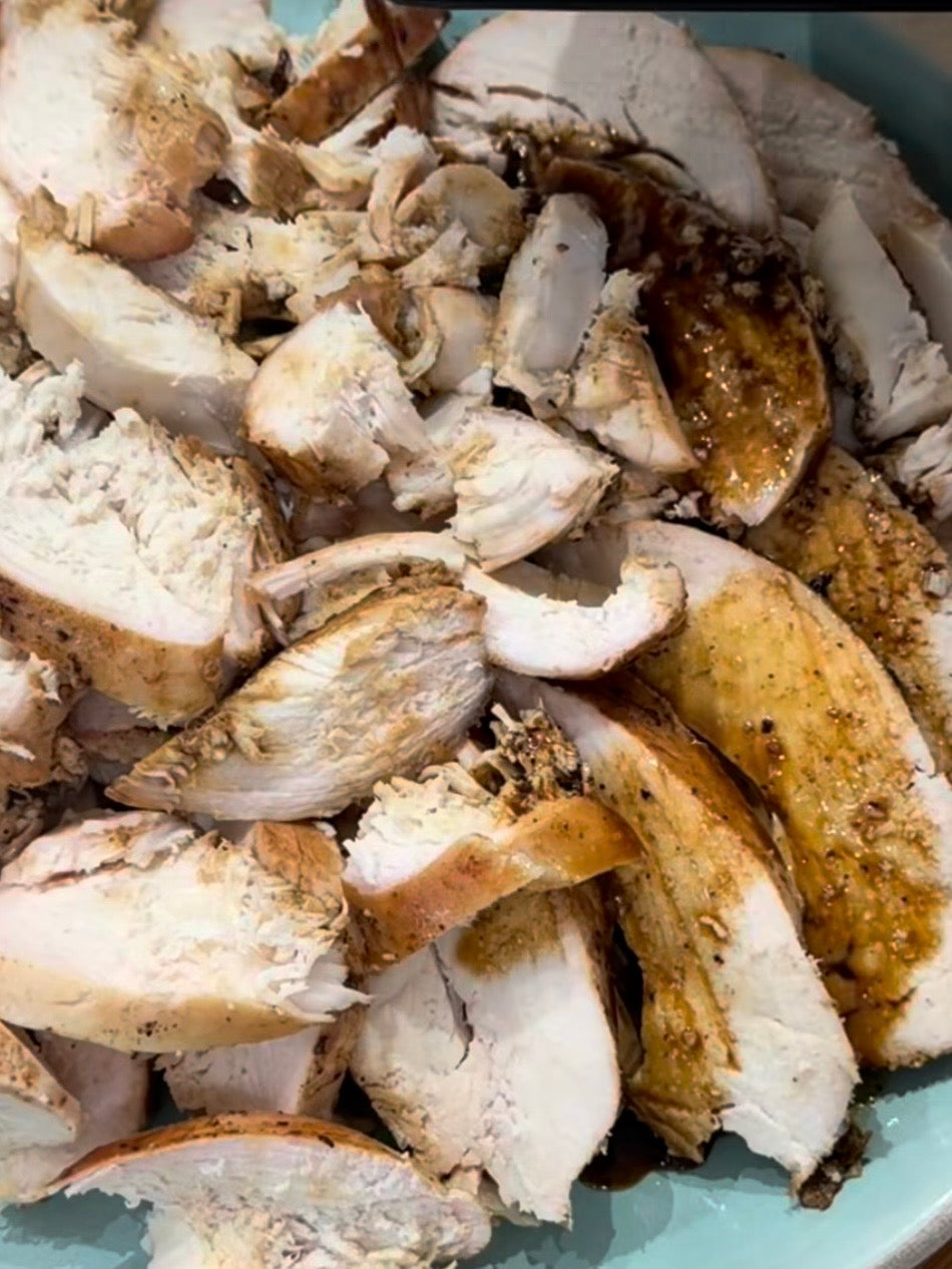 Peito de frango assado com molho do tabuleiro