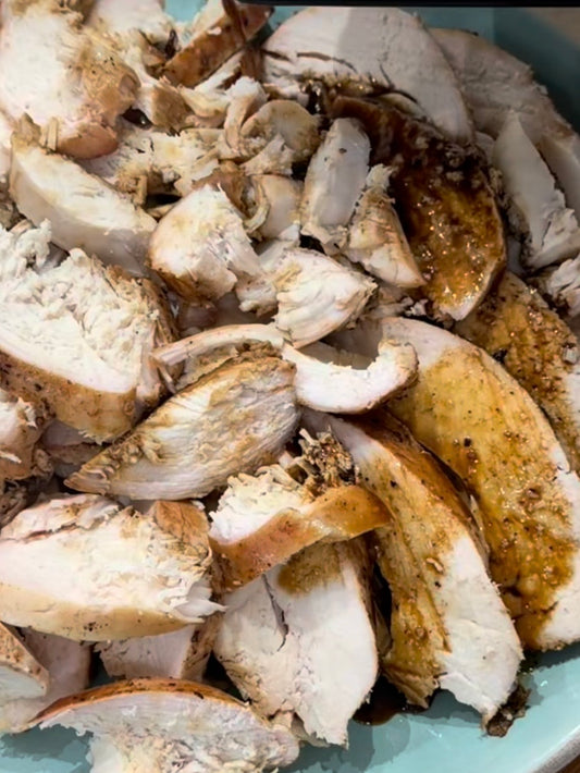 Peito de frango assado com molho do tabuleiro