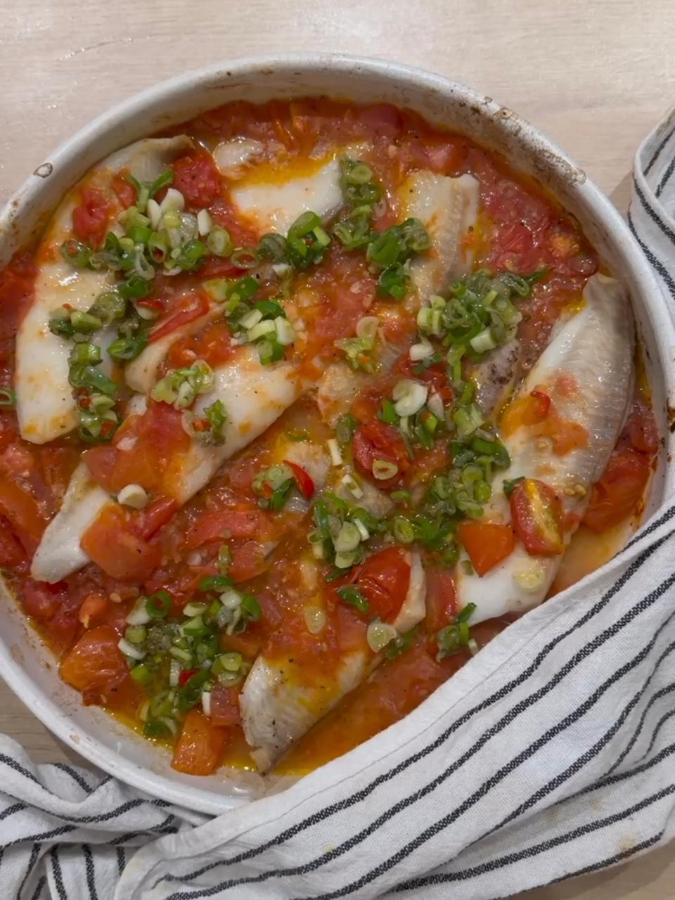 Peixe assado no molho de tomates frescos com vinagrete de cebolinha