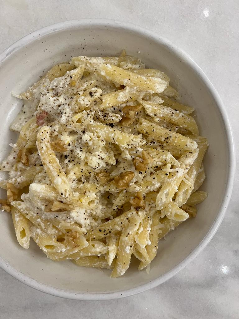 Penne com ricota e limão siciliano