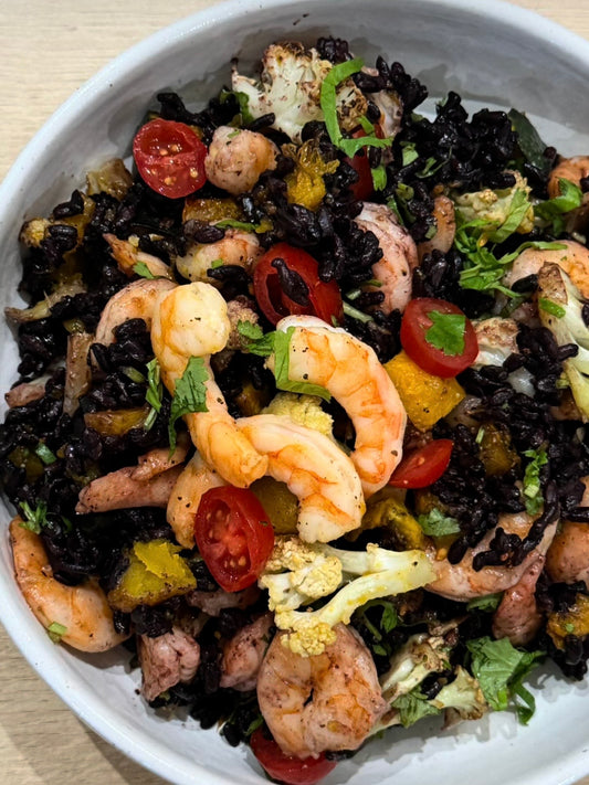 Salada de arroz com camarão e legumes assados