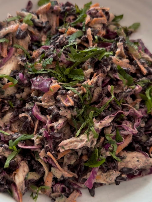 Salada de arroz com legumes, frango e molho de ervas