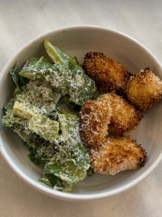 Salada Caesar com salmão crocante e molho leve