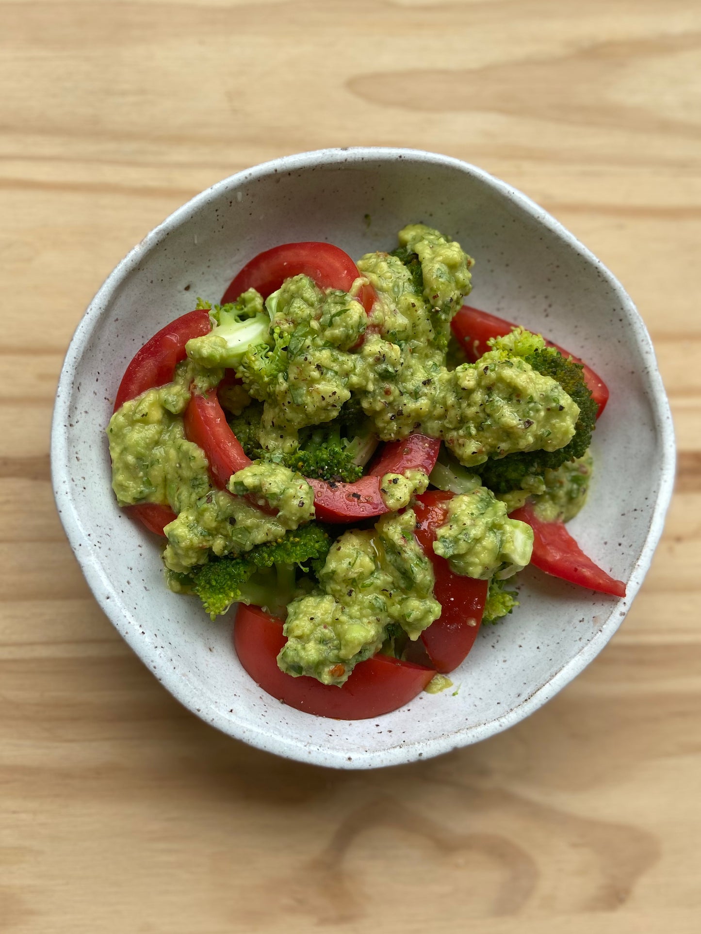 Salada de tomate com molho de abacate