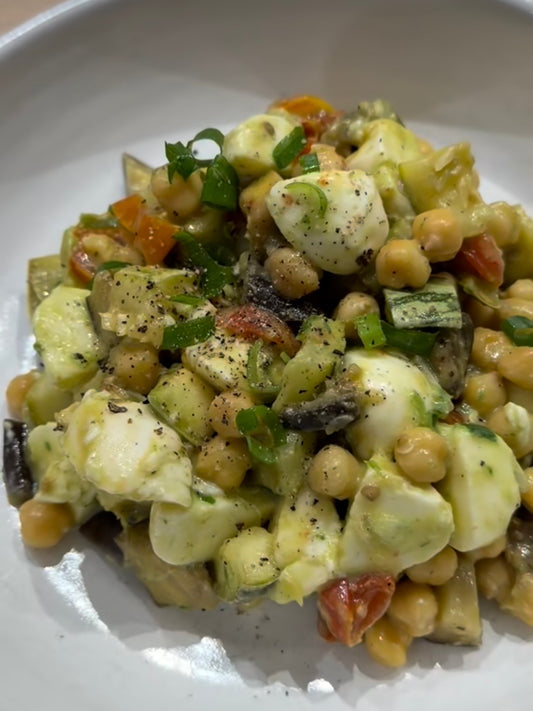 Salada de grão de bico com mozzareline, legumes assados e vinagrete de ervas