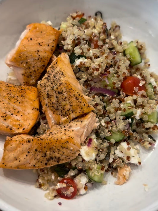 Salada grega de quinoa com cubos de salmão