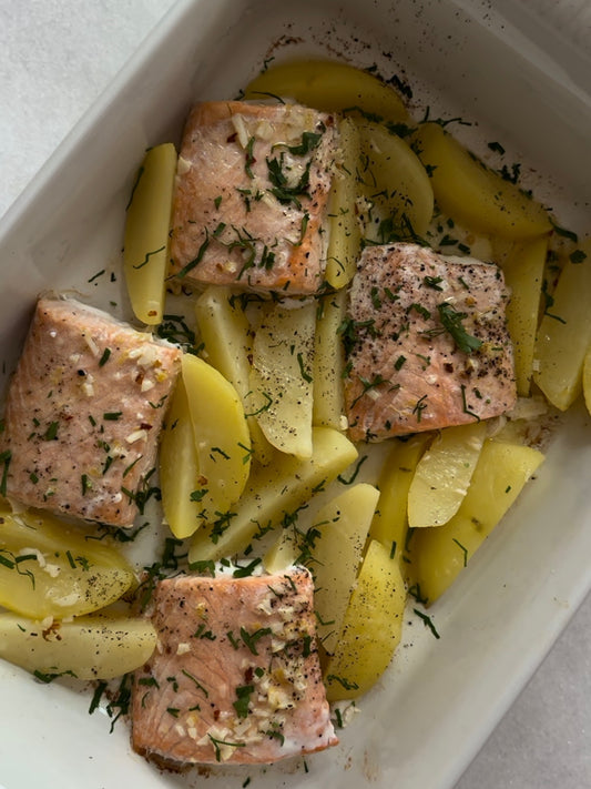 Salmão assado com manteiga de alho e batata