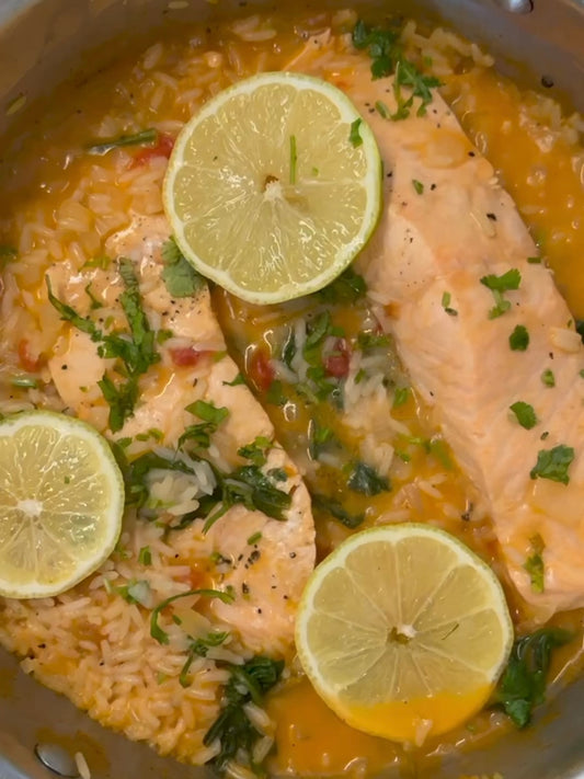 Salmão com arroz de leite de coco e espinafre (uma panela só)