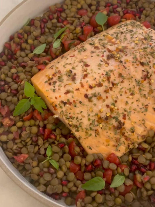 Lombo de salmão assado com salada de lentilha e romã