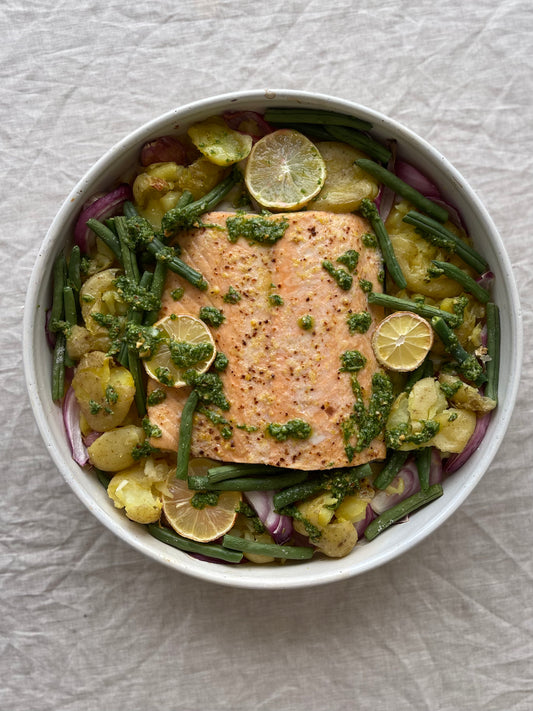 Salmão assado com batatas no forno, molho pesto e vagem