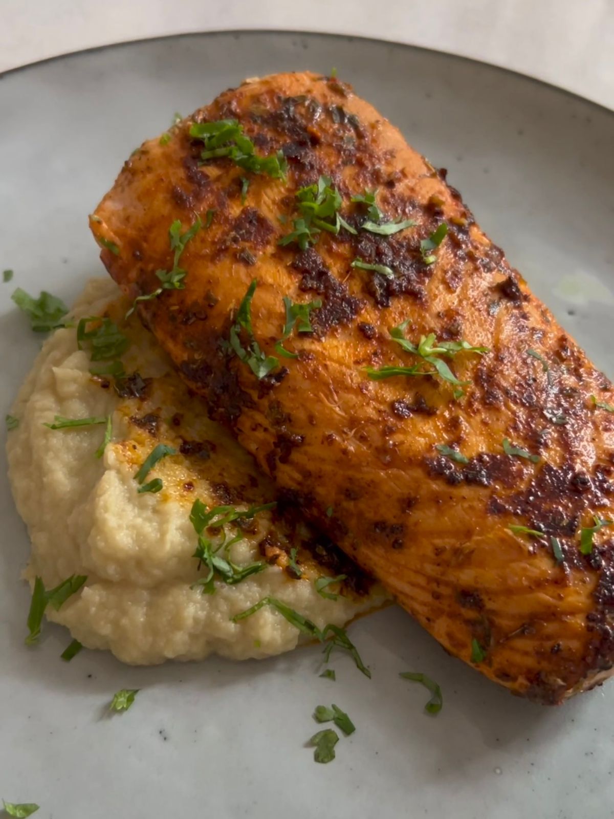 Salmão em crosta de especiarias com purê de couve flor