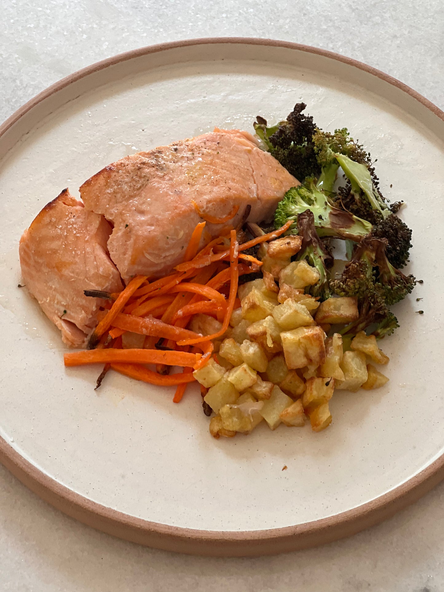 Salmão com batatas e legumes em uma panela só versão air fryer