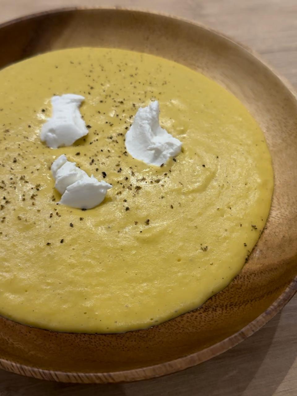 Sopa de milho com queijo de cabra