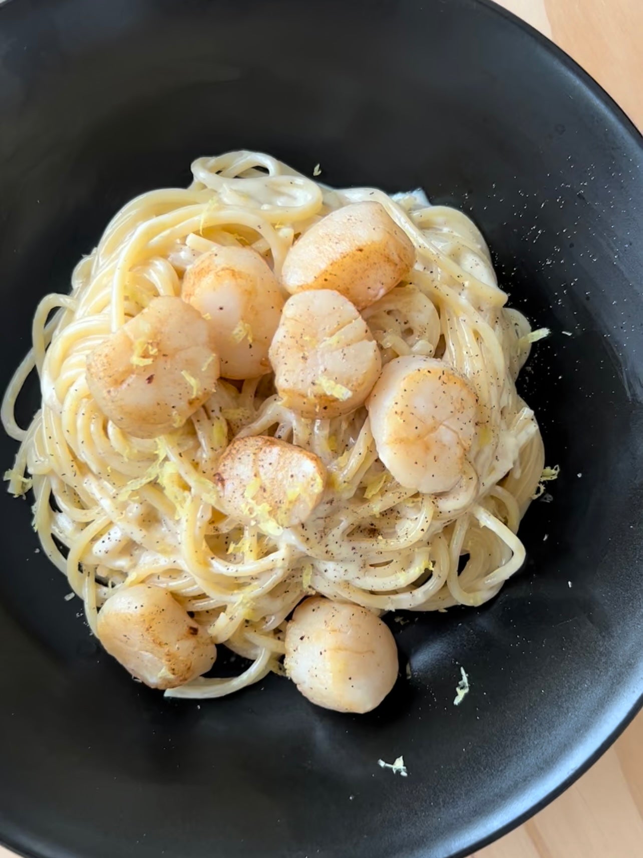 Spaghetti al limone com vieiras grelhadas