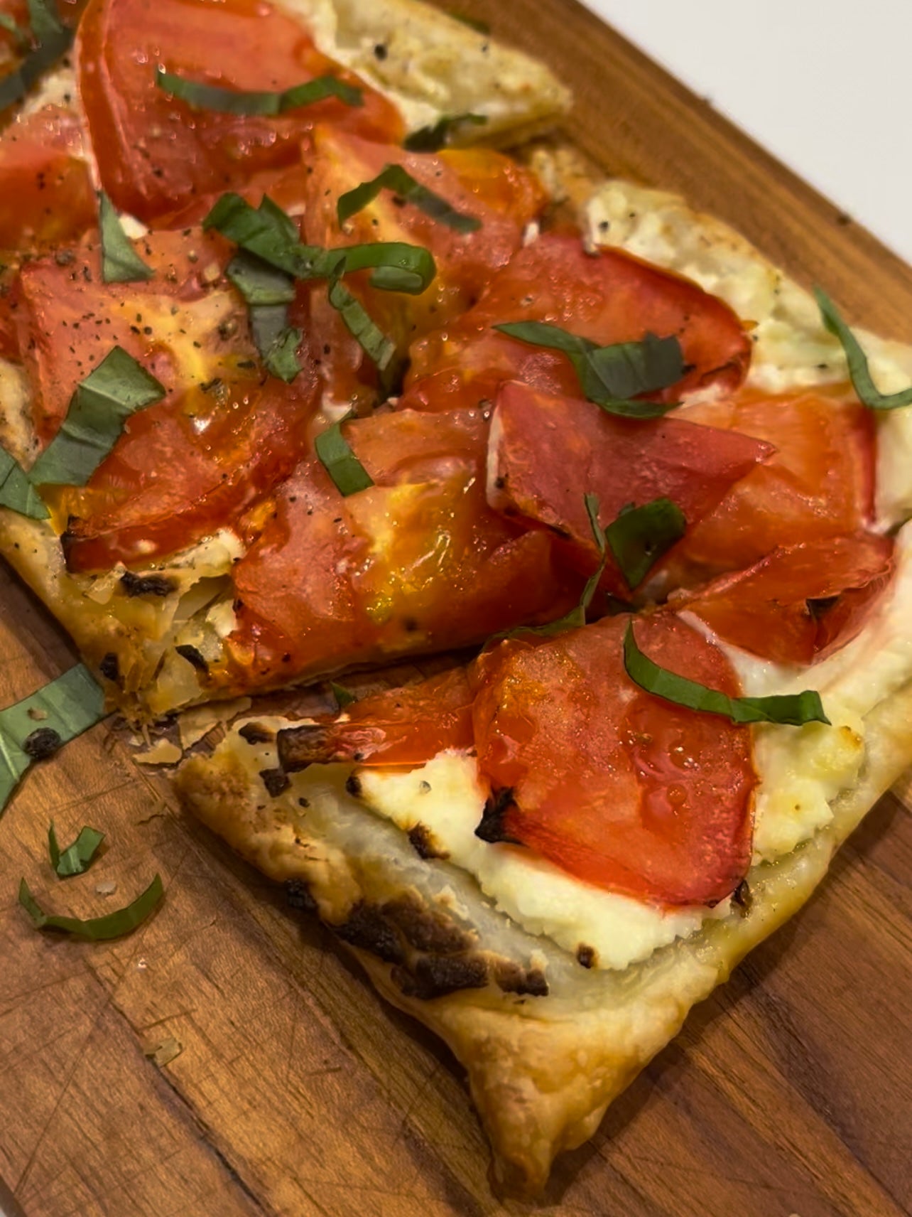 Torta de tomate com ricota na massa folheada